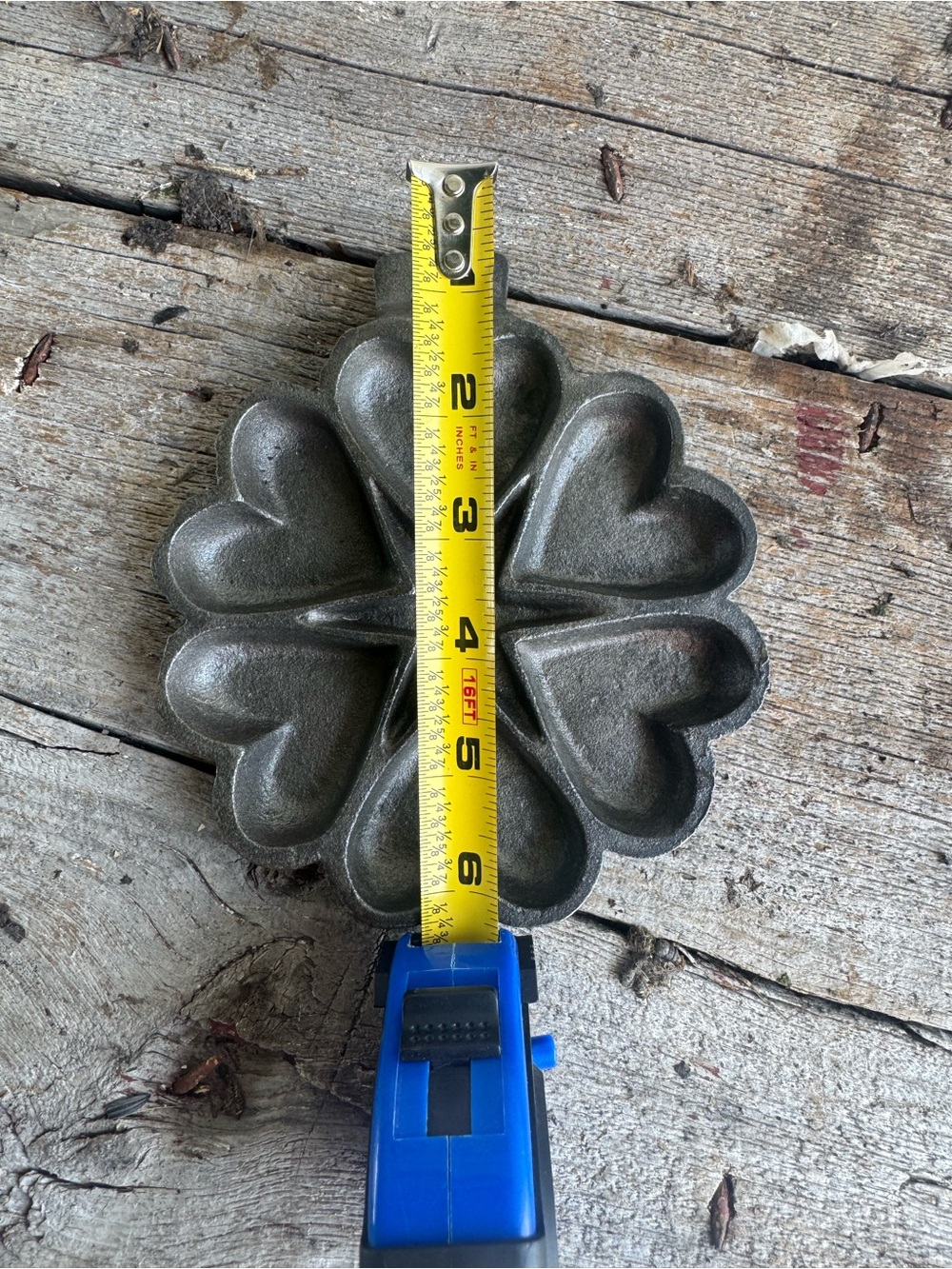Cast Iron Heart-Shaped Mold - Six Cavity